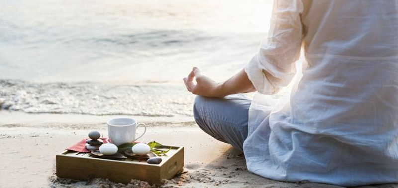 من فوائد الشاي الأخضر أنه يقلل من التعب ويساعد في تهدئة التوتر وبالتالي النوم بشكل أفضل