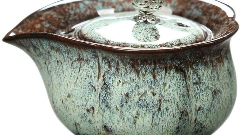 إناء تقليدي لتخمير الشاي الأخضر قبل سكبه بأقداح صغيرة