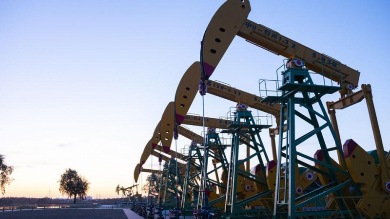 أسعار النفط تشهد ارتفاعاً مع اقتراب اجتماع 
