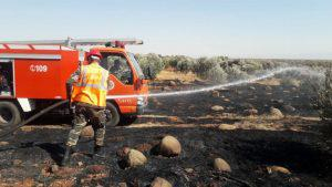 إخماد حريق بأراض زراعية في قرية بلوزة بريف حمص