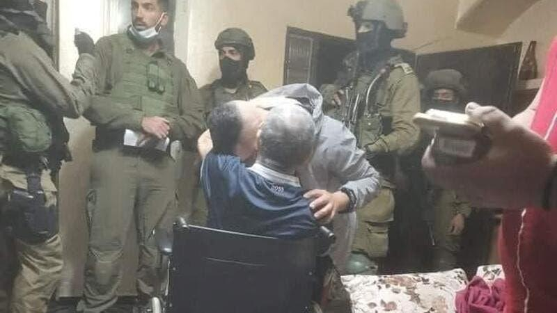 اعتقال فلسطيني أثناء بث مباشر وآخر يودع والده المقعد