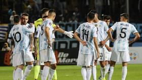 بهدف عالمي.. الأرجنتين تهزم أوروغواي وتضع قدما في مونديال قطر (فيديو)