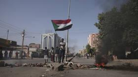السودان.. حمدوك يصل القصر الجمهوري وقوات الأمن تستخدم الغاز المسيل للدموع ضد المحتجين
