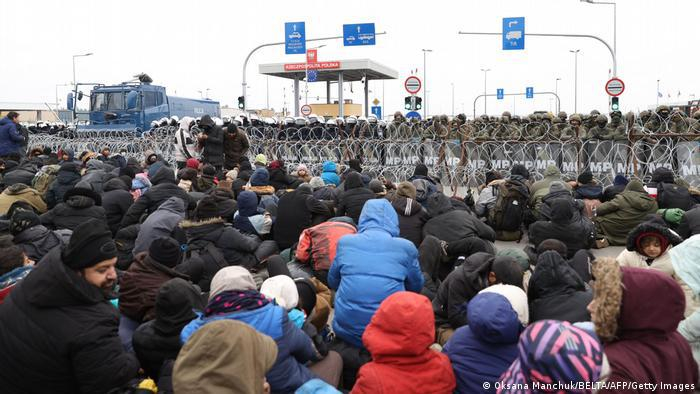 تجمع مهاجرين أمام ممر حدودي بين بيلاروسيا وبولندا