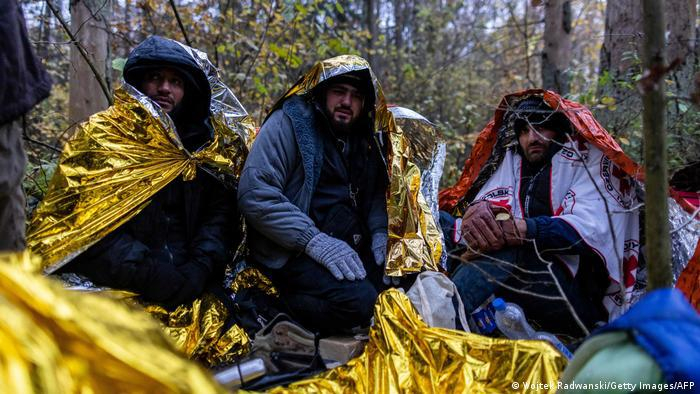 مهاجرون يحتمون بأفرشة من البرد القارس على الحدود البولندية البيلاروسية