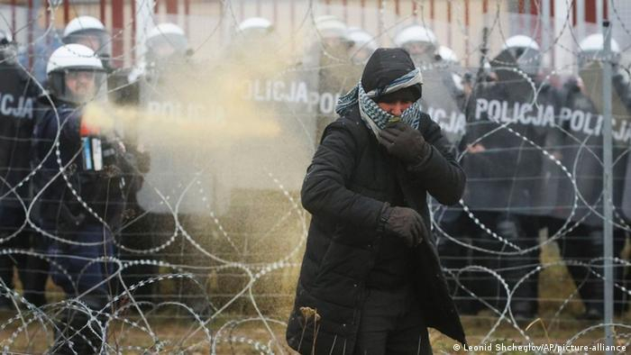 الشرطة البولندية تستخدم أحيانا الغاز المسيل للدموع لصد المهاجرين