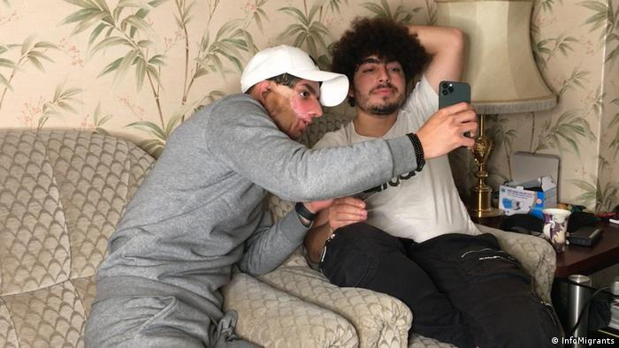 حيدر مع صديق له في برلين، حيث سمح له بالبقاء في انتظار ملف طلب اللجوء الخاص به. الصورة. مهاجر نيوز