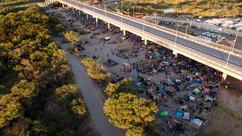 لاجئون عالقون تحت جسر في ولاية تكساس بعد عبورهم الحدود من المكسيك. أيلول/سبتمبر 2021.