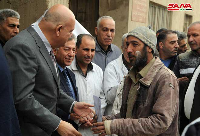 الرئيس الأسد يوجه بمنح مكافأة مالية لعمال مطحنة تشرين تقديراً لجهودهم بإعادة تأهيلها