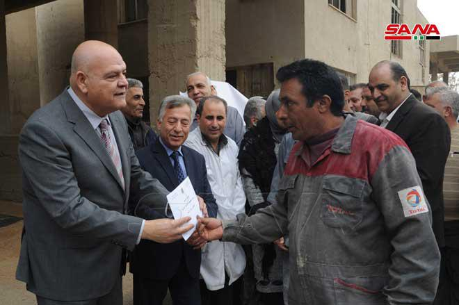 الرئيس الأسد يوجه بمنح مكافأة مالية لعمال مطحنة تشرين تقديراً لجهودهم بإعادة تأهيلها