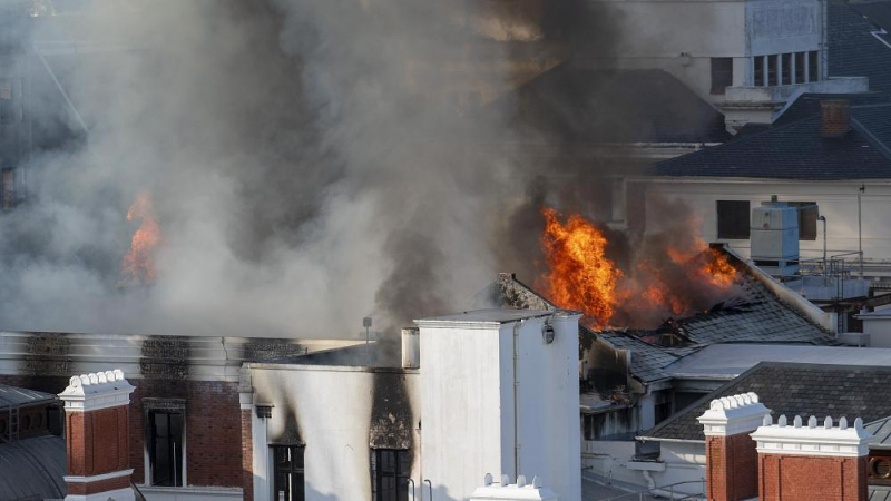 حريق في مقر برلمان جنوب إفريقيا في مدينة الكاب
