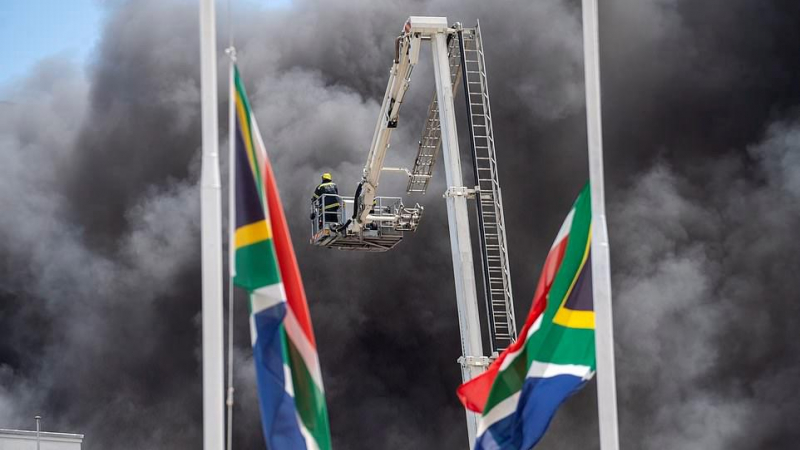 حريق كبير ينشب في مقر برلمان جنوب أفريقيا 