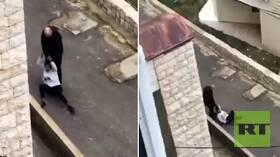 ضرب وسحل في الشارع.. الاعتداء على معينة منزلية بطريقة وحشية في لبنان والأمن يتدخل! (فيديو)
