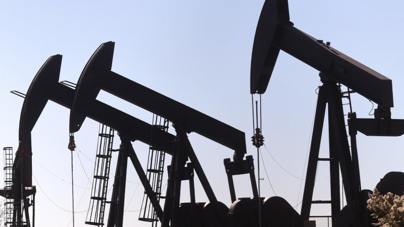 محللون: سوق النفط قد يكون مخيباً للآمال في 2022