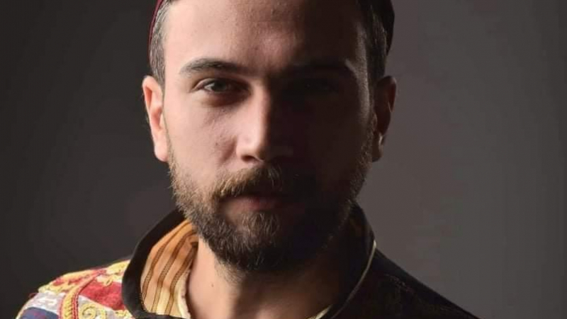 الشيف عمر يوزع ارباح احد فيدواته ل 800 طالب في سوريا .. فيديو