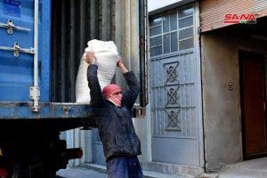 توزيع مساعدات للمهجرين في مركز تجمع حسياء بريف حمص