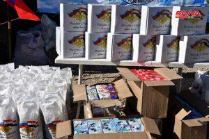 توزيع مساعدات للمهجرين في مركز تجمع حسياء بريف حمص