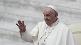 البابا فرنسيس يتبرع بأكثر من 100 ألف دولار للمهاجرين العالقين بين بولندا وبيلاروس