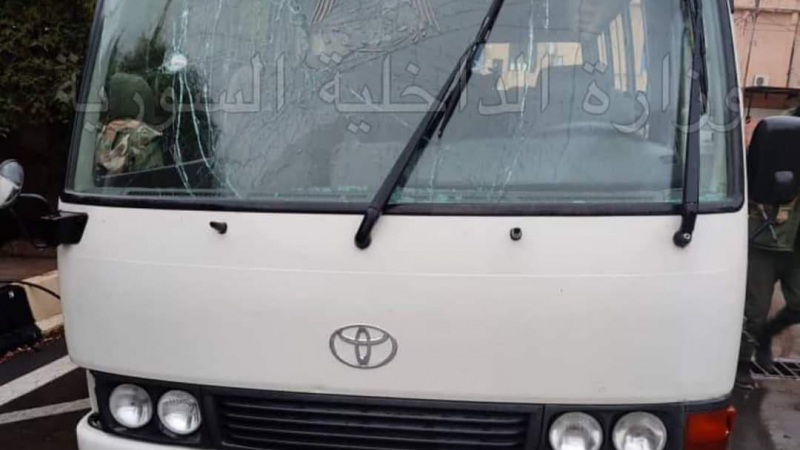 إصابة عشرات العناصر من حفظ الأمن والنظام جراء انفجار عبوة ناسفة على اوتستراد درعا - دمشق (صور)