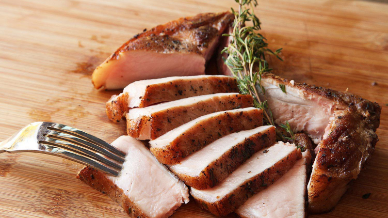 لحم الخنزير تحت مجهر العلم: فوائده وقيمته الغذائية ومضاره