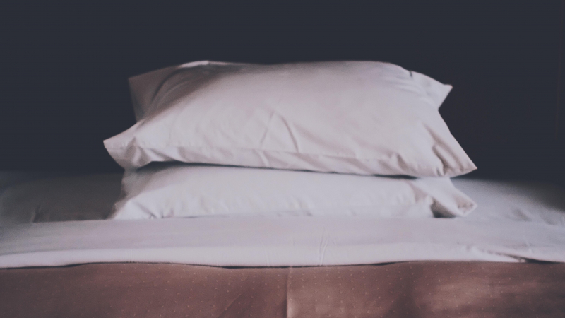  يمكنك الإستعانة بمجموعة وسادات لتحسين وضعية النوم