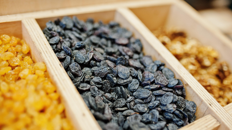 فوائد الزبيب تتجلّى في جميع أنواعه