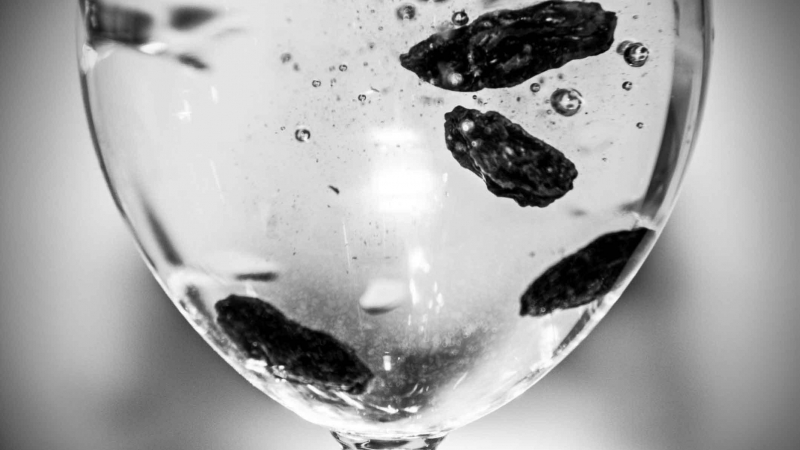 فوائد الزبيب المنقوع على الريق