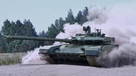 قطار محمل بأحدث الدبابات الروسية يتجه إلى أوكرانيا