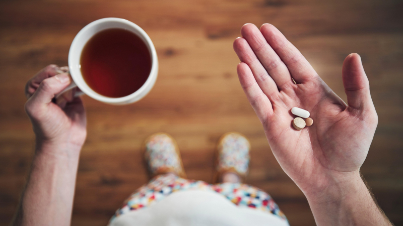  يساعدك كل من المشروب الساخن والأدوية الموصوفة على علاج الكحه