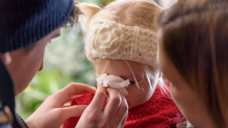  يمكنك الخروج مع طفلك لاستنشاق الهواء البارد