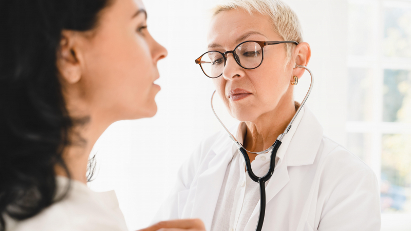 قد يساعدك الطبيب على تحديد سبب ألم الصدر عند الكحه