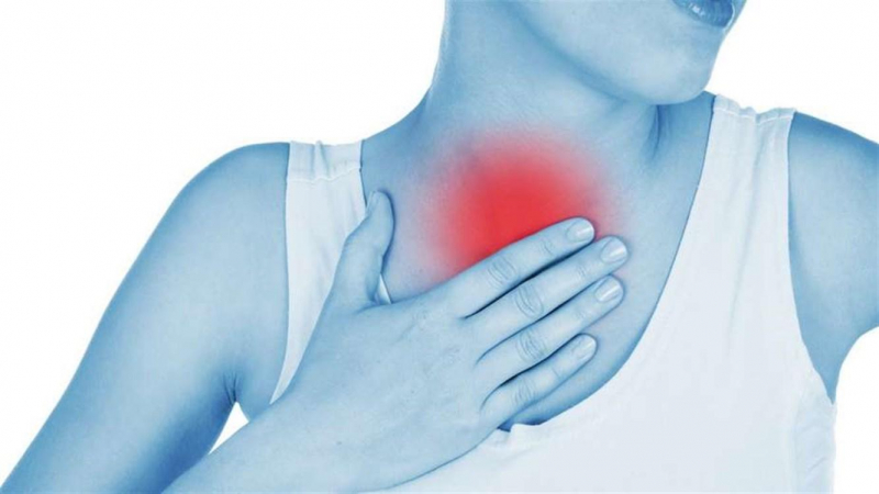 التهاب الشعب الهوائية يمكن أن يسبب ألمًا وضغطًا في الصدر.