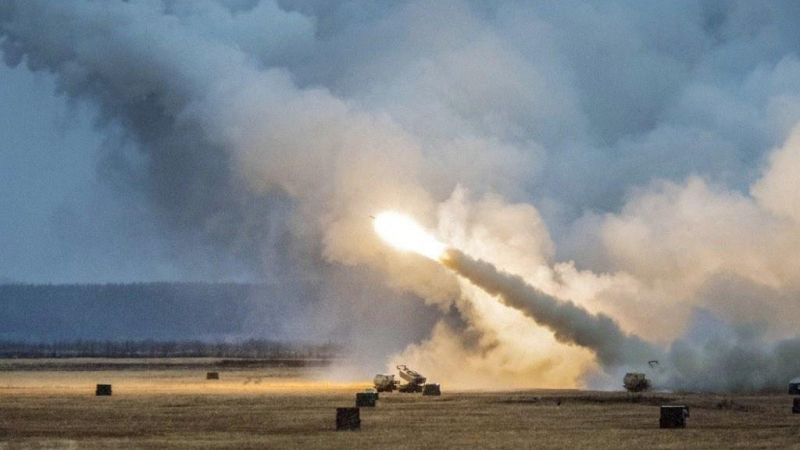 أوكرانيا تعلن وصول قاذفات الصواريخ الأميركية 
