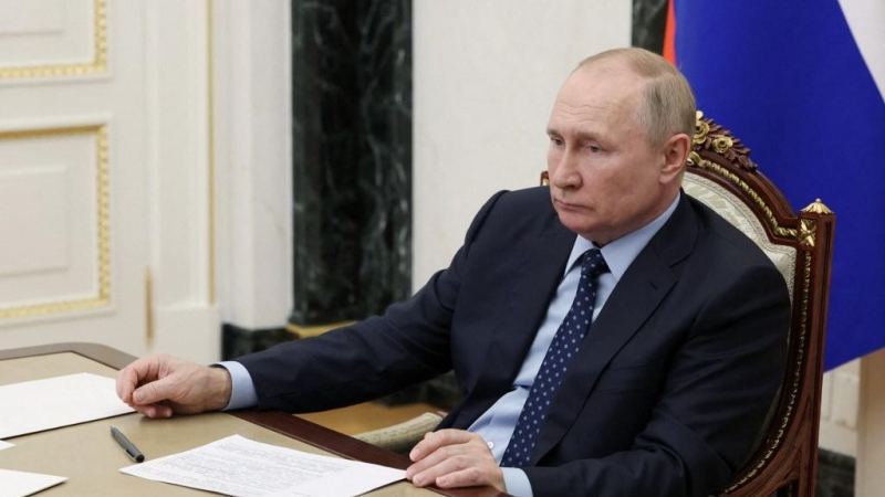 الرئيس الروسي فلاديمير بوتين يترأس اجتماعاً في الكرملين 8 تموز/ يوليو 2022 (أ ف ب).