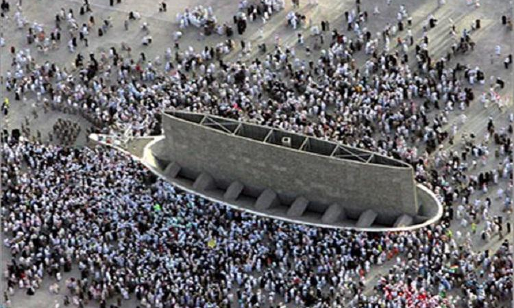 الحجاج يرمون جمرة العقبة الكبرى في ختام أكبر موسم حج منذ 2019