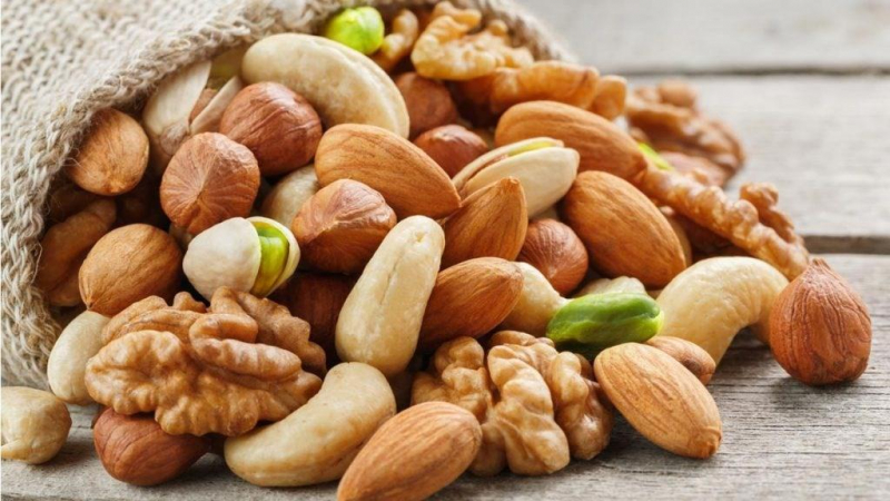 دراسة تكشف تأثير المكسرات على الكلى