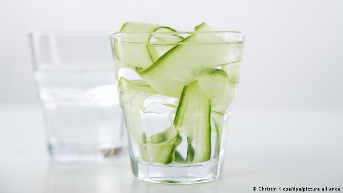 يساعد شرب ماء الخيار على الشعور بالشبع مما يساعد على إنقاص الوزن.