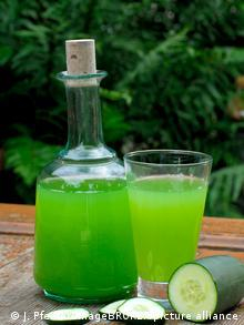 يحتوي الماء المُنكه بقطع الخيار على فوائد صحية لا حصر لها، صورة من الأرشيف.