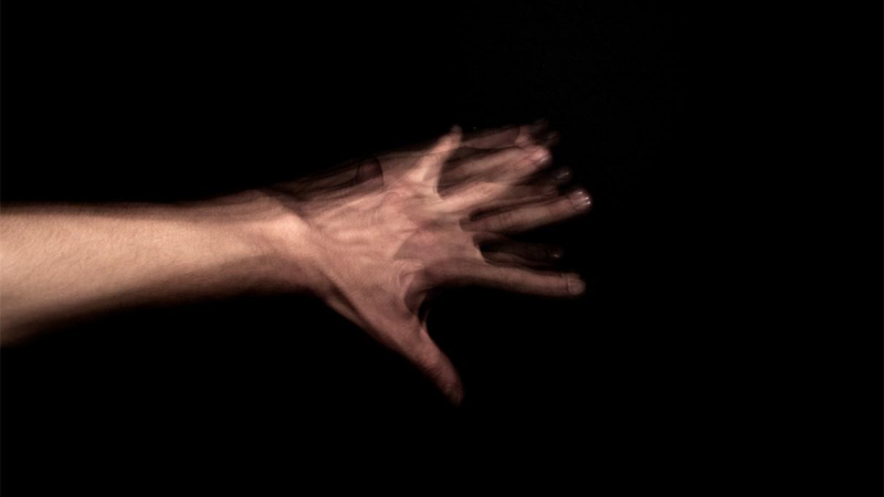 أعراض مرض متلازمة اليد الغريبة تتمثل بصورة أساسية من خلال حركات غير واعية