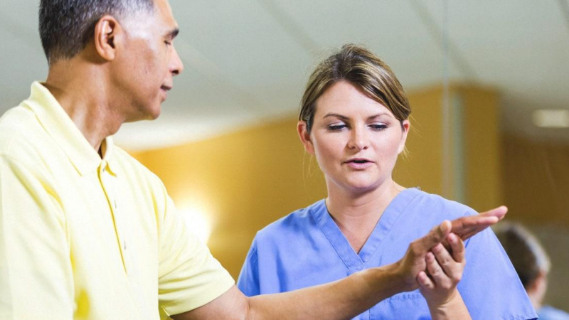 يبدأ الطبيب/ة عند التشخيص بملاحظة حركات اليد الغريبة