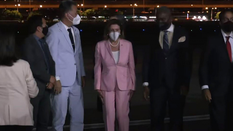 رئيسة مجلس النواب الأميركي نانسي بيلوسي تصل مطار تايبيه في تايوان