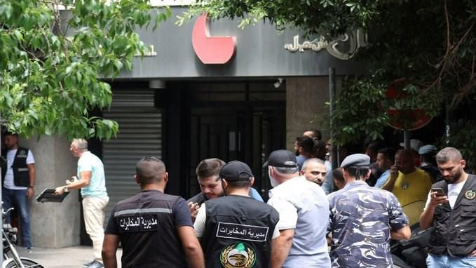 القوى الأمنية اللبنانية لم تستطع دخول البنك بسبب إغلاقه من قبل المواطن المسلح
