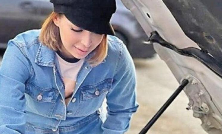 لأول مرة في السعودية .. فتاة تعمل بتلميع السيارات وتثير تفاعلا