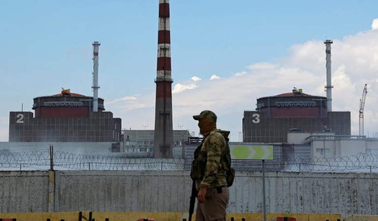 جندي روسي أمام محطة زابوروجية النووية (أرشيف)