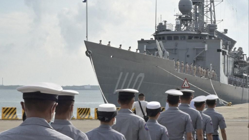 جنود البحرية يسيرون أمام فرقاطة في تايوان 30 آب/ أغسطس 2022 (أ ف ب).