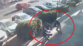 بالفيديو..  مواطن لبناني يتعرض للسلب بقوة السلاح