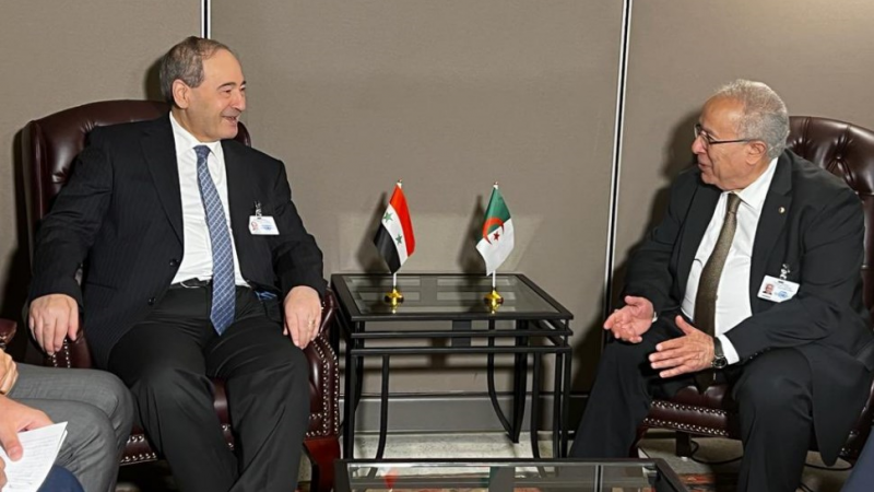 وزير الخارجية السوري يلتقي بنظيريه الجزائري والأردني ويبحث معهما العلاقات الثنائية