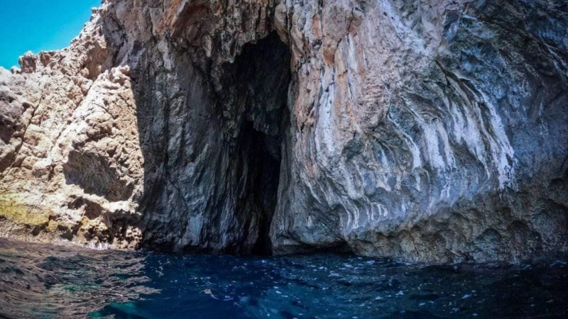 اكتشاف كهف مائي جديد على شاطئ السمرا بريف اللاذقية"سرنلخ كهف الرملة "