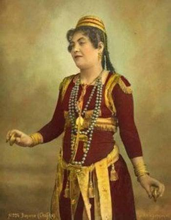 أغنى راقصة عبر التاريخ إلى متسولة في الشوارع.. قصة شفيقة القبطية التي “شربت خيولها شامبانيا”