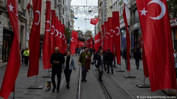 رفع الأعلام التركية في شارع الاستقلال في اسطنبول 14.11.2022